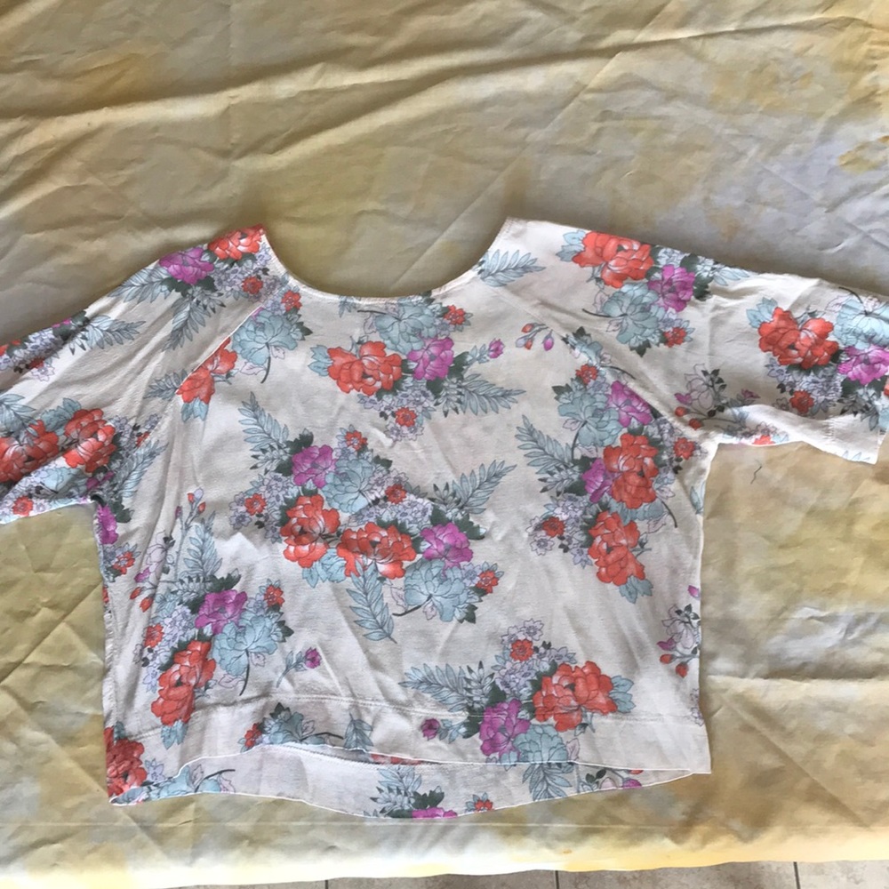 Floral print flowy blouse, slightly cropped